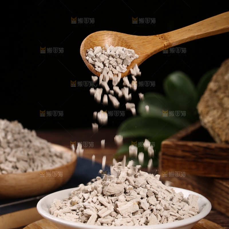 勺子上舀着野生葛根粉