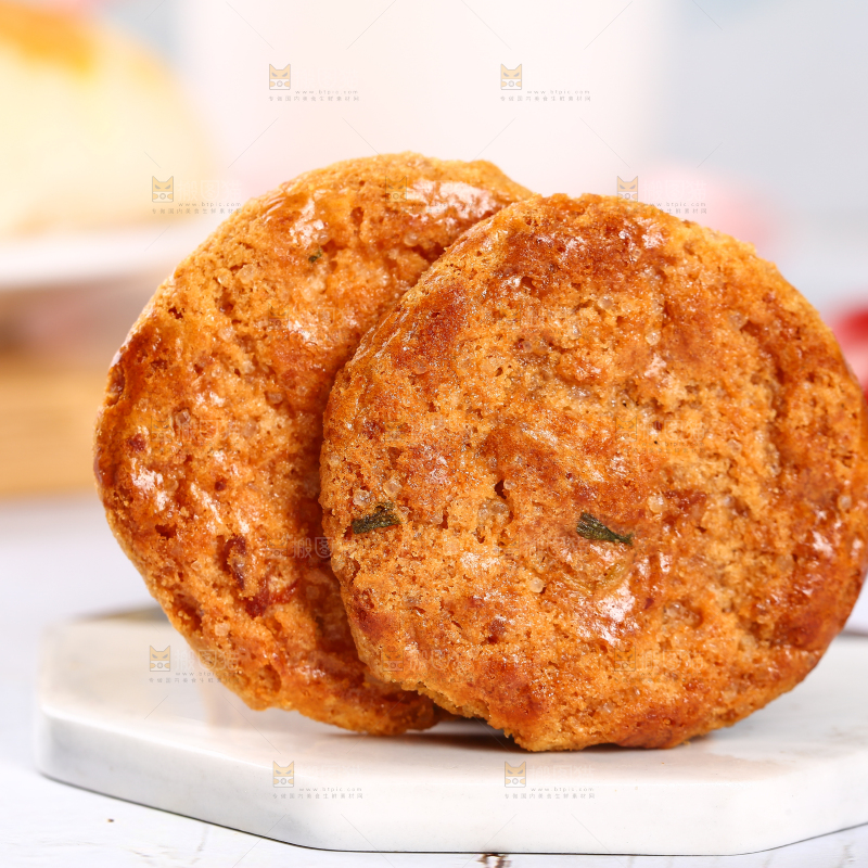 石垫上放着香酥鸡仔饼