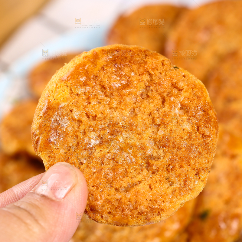 手里拿着鸡仔饼