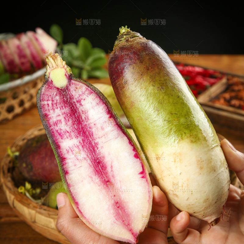 手里拿着冰糖心萝卜