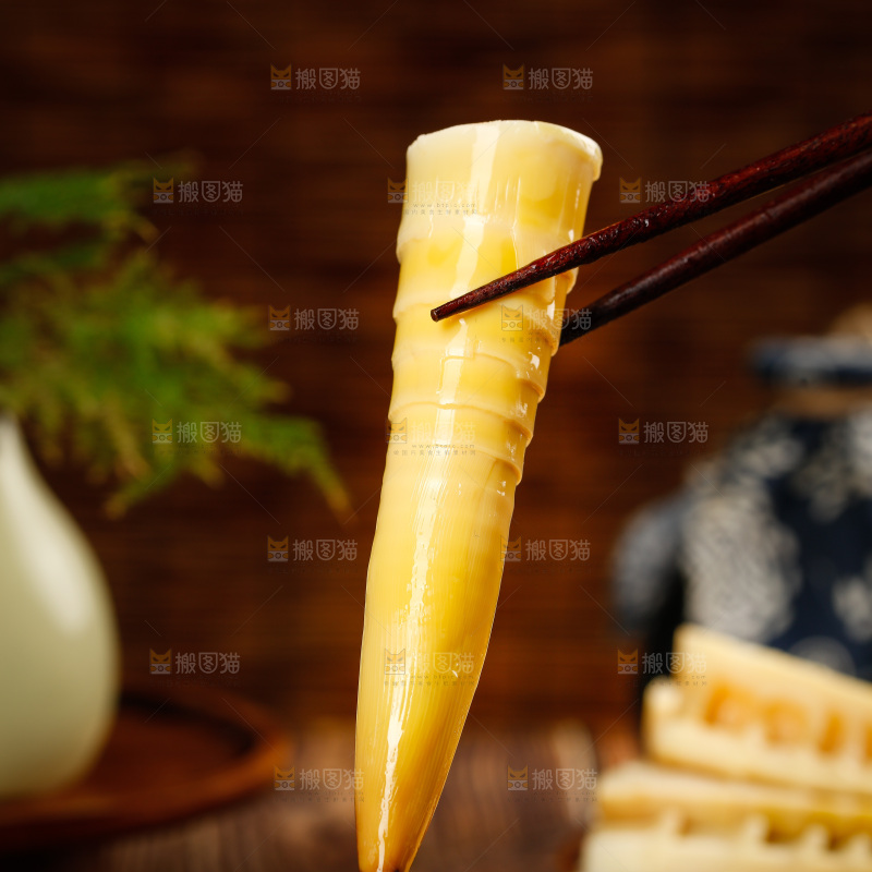 筷子上夹着泡椒笋