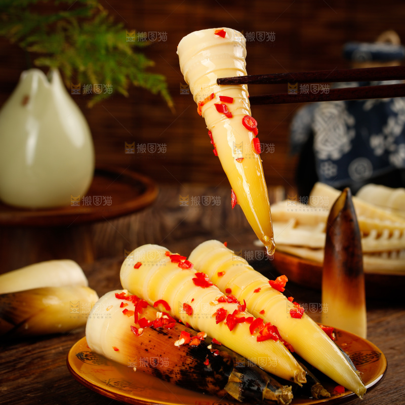 筷子上夹着香辣味手剥笋
