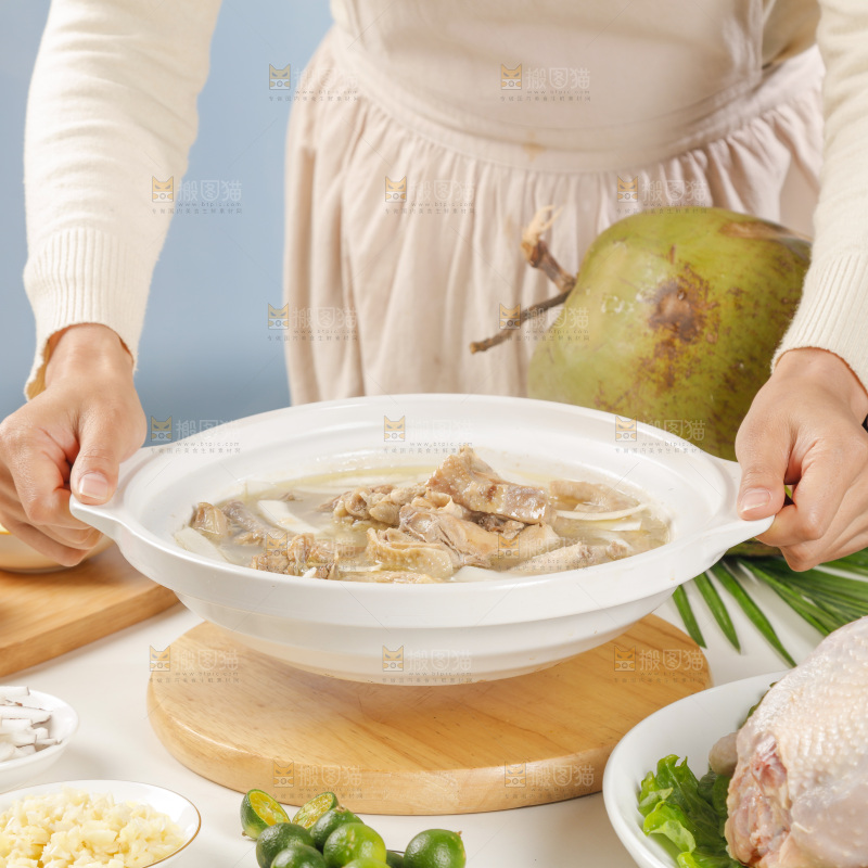 手里端着一锅椰子鸡