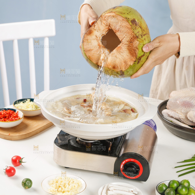 手里倒着椰汁