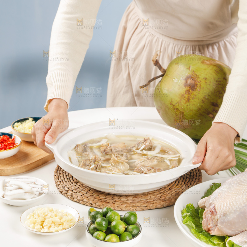 手里端着一锅椰子鸡