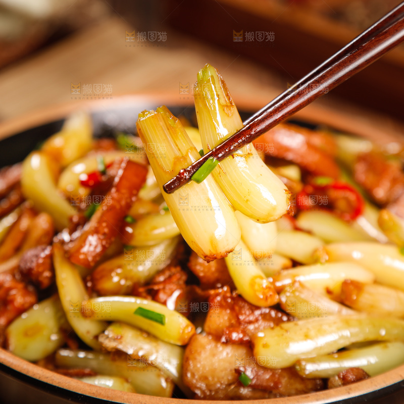 筷子上夹着藠头