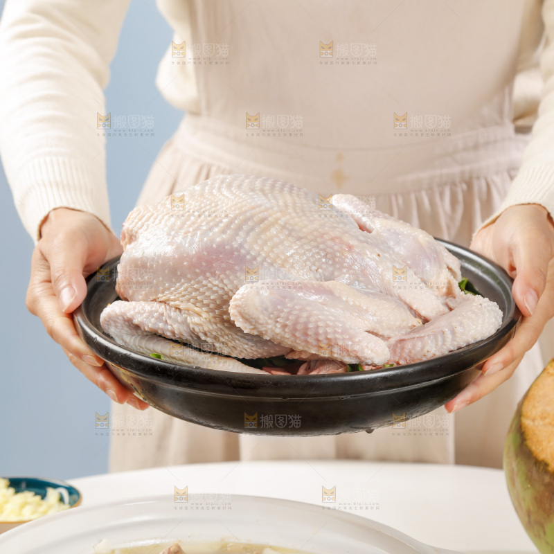 手里端着土鸡