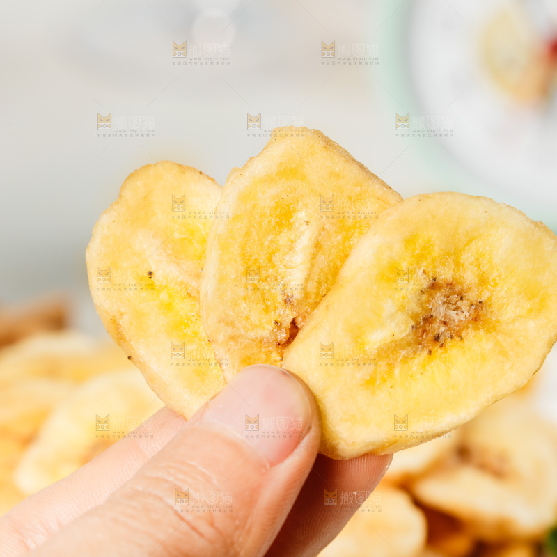 手里拿着香蕉片