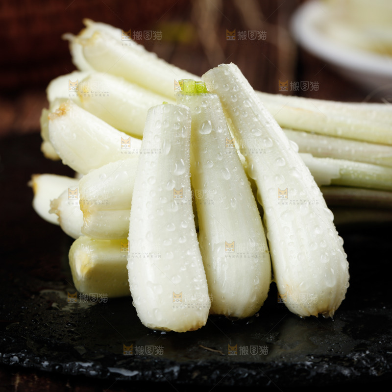 筷子上夹着藠头