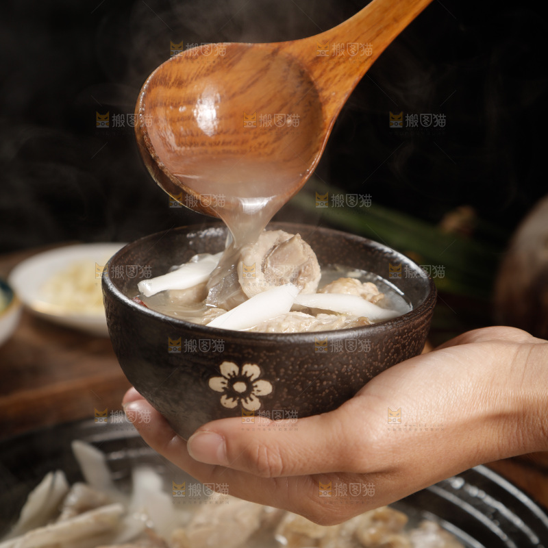 手里端着一碗椰子鸡汤