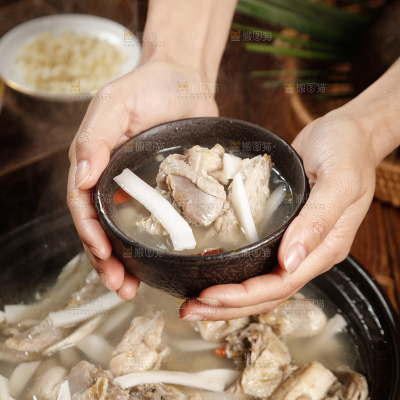 手里端着一碗椰子鸡汤