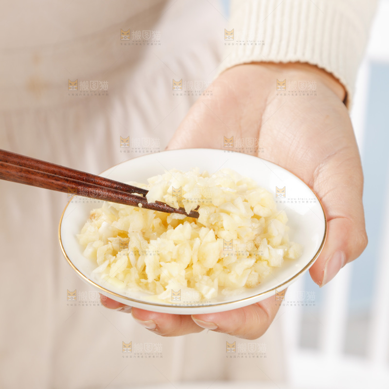 手里端着一盘蒜蓉