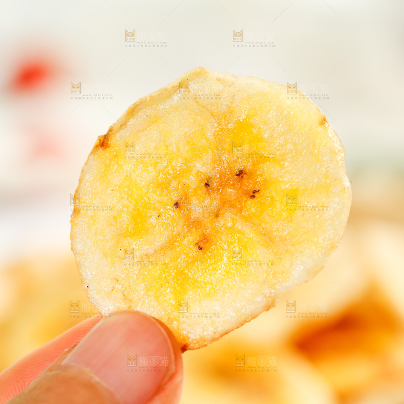 手里拿着香蕉片