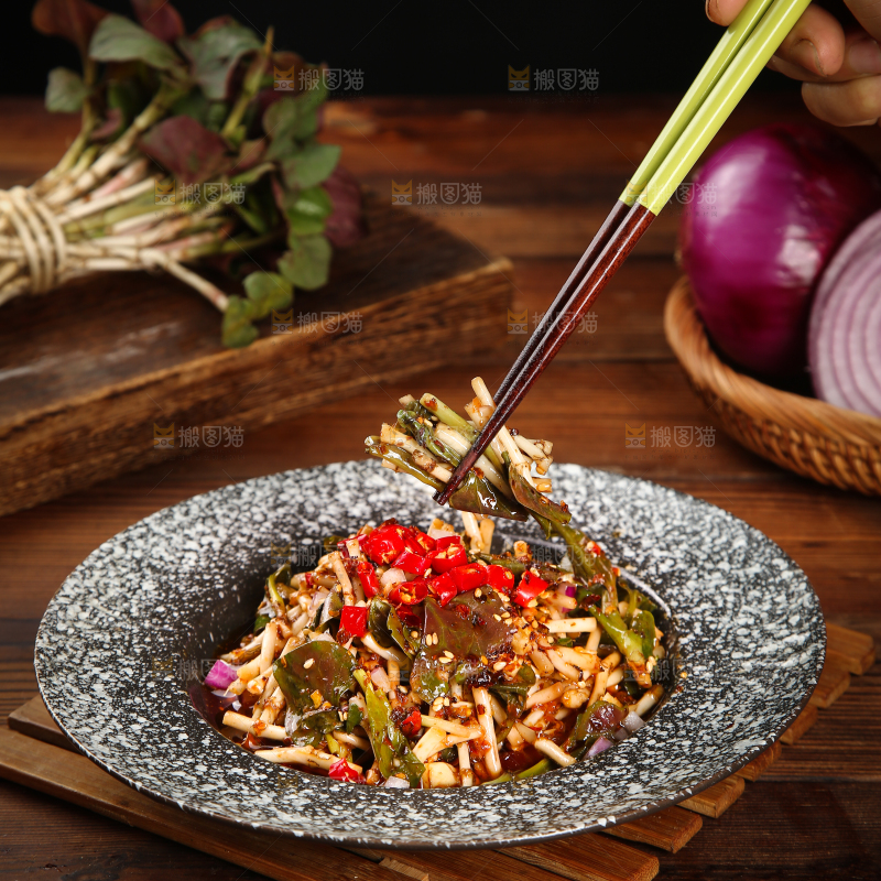 筷子上夹着鱼腥草