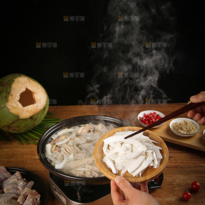 手里端着椰子鸡食材