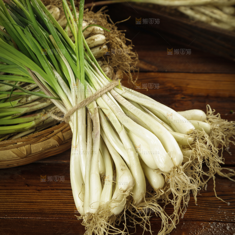 新鲜的带叶荞头