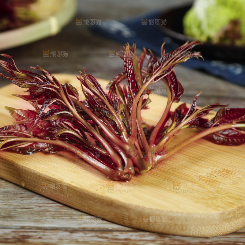 木板上放着红芽香椿
