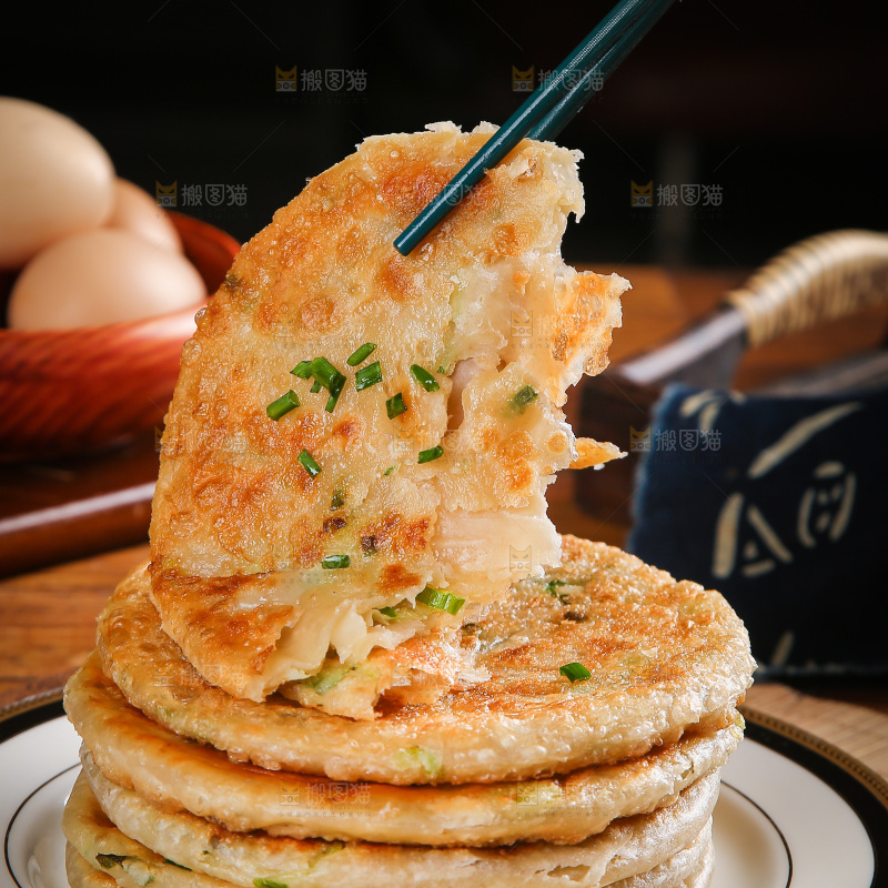 筷子夹着葱花饼