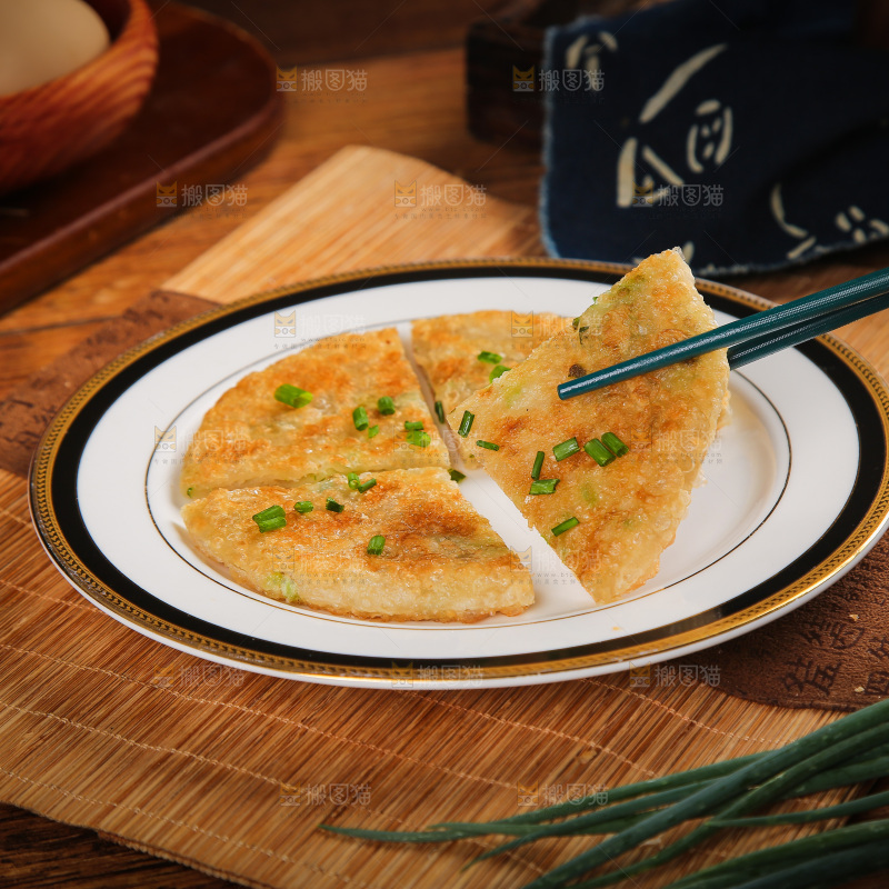 筷子夹着葱花饼