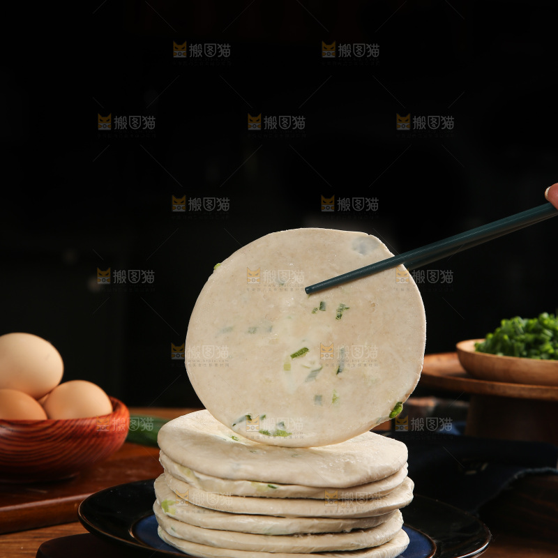 筷子上夹着葱油饼