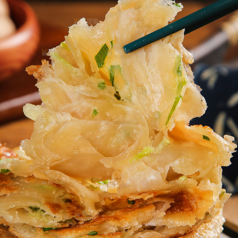 筷子夹着葱花饼