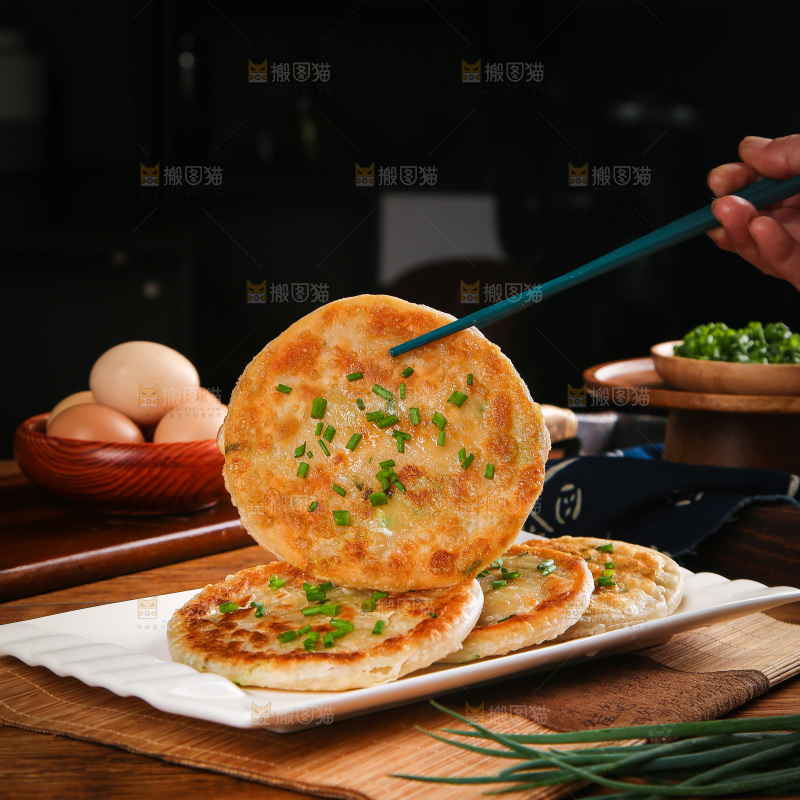 筷子夹着葱花饼