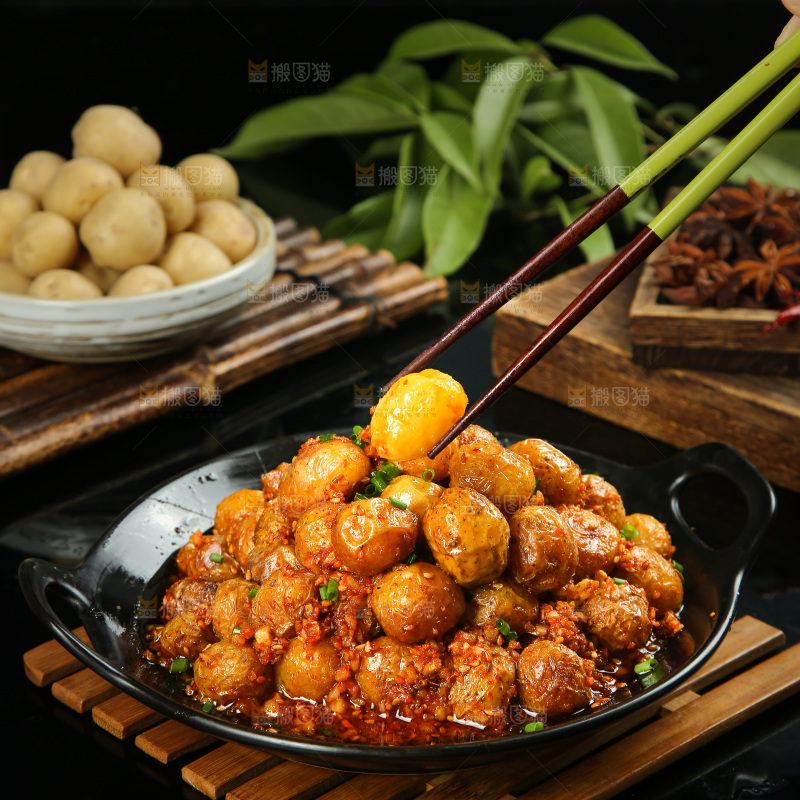 筷子上夹着黄心小土豆