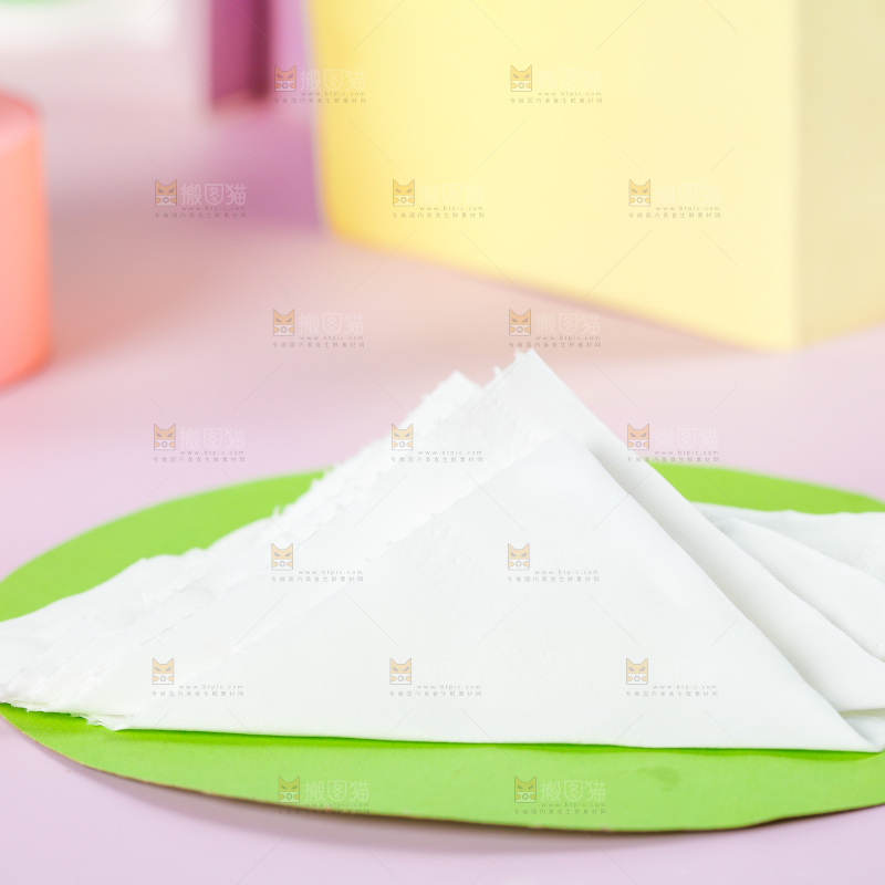 彩底上放着卫生纸
