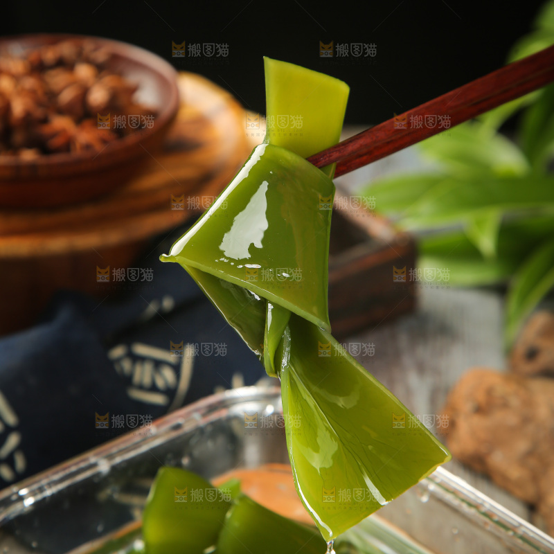 筷子上夹着海带结