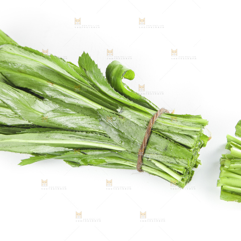 切开的刺香菜放在白底上
