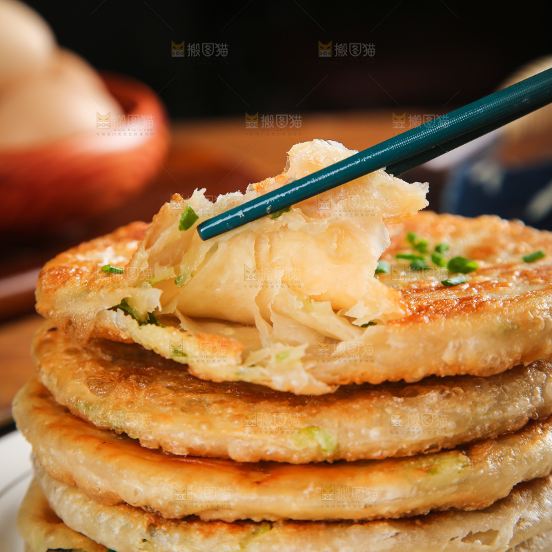 筷子夹着葱花饼