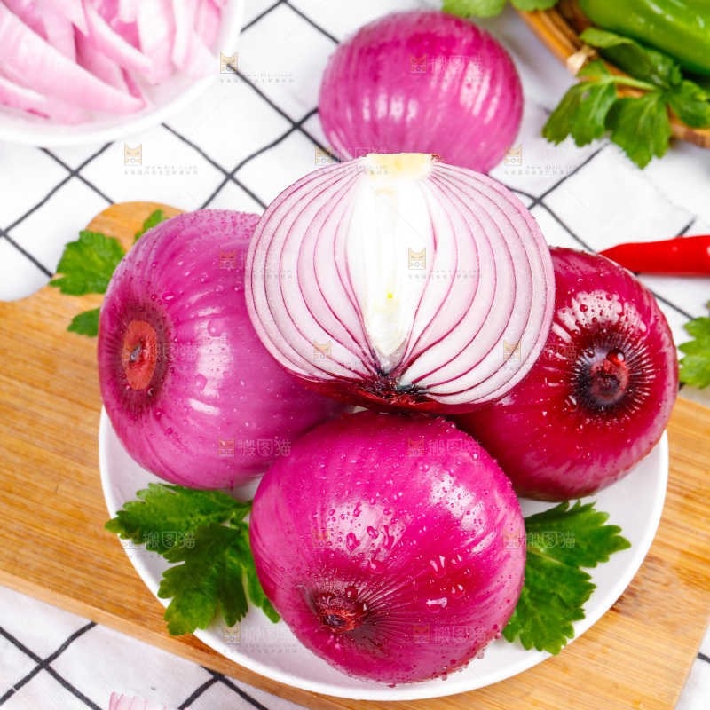 格子底上放着洋葱