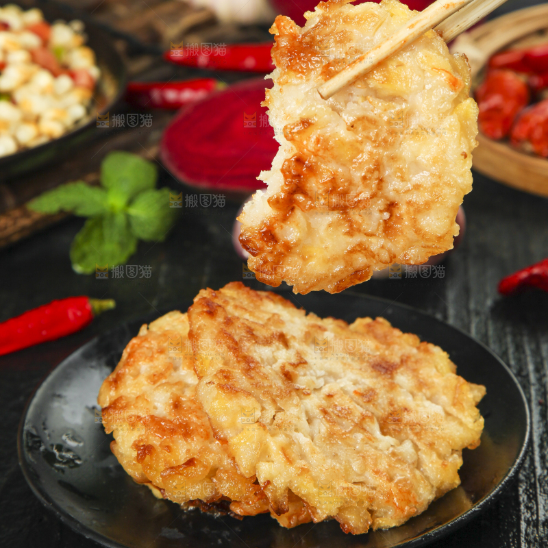 盘子里装着土豆饼