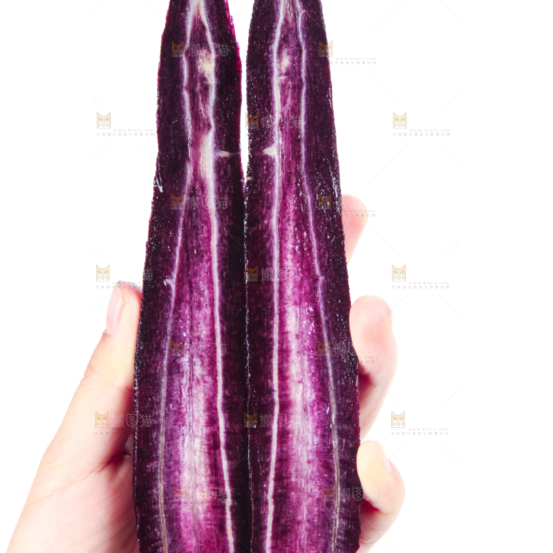 手里拿着紫胡萝卜