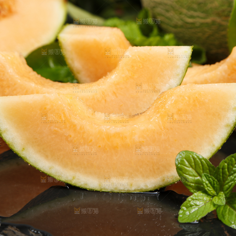 深底上放着切开的西州蜜25号