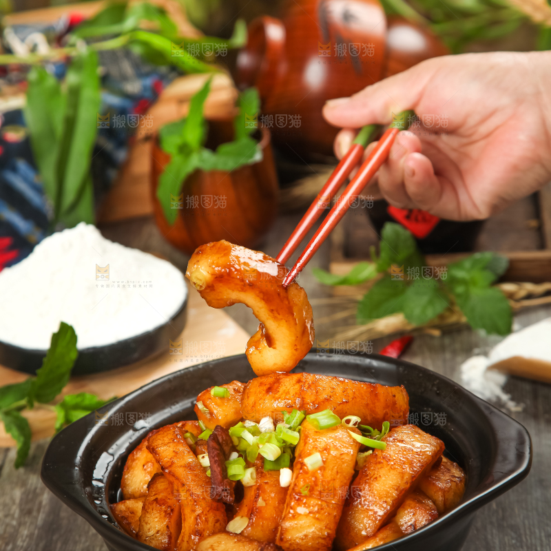 盘里装着老黄瓜煮肉