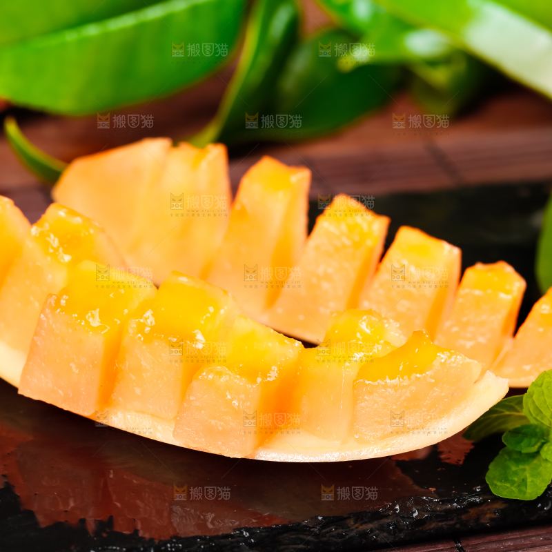 黑石板上放着切开的东方蜜一号