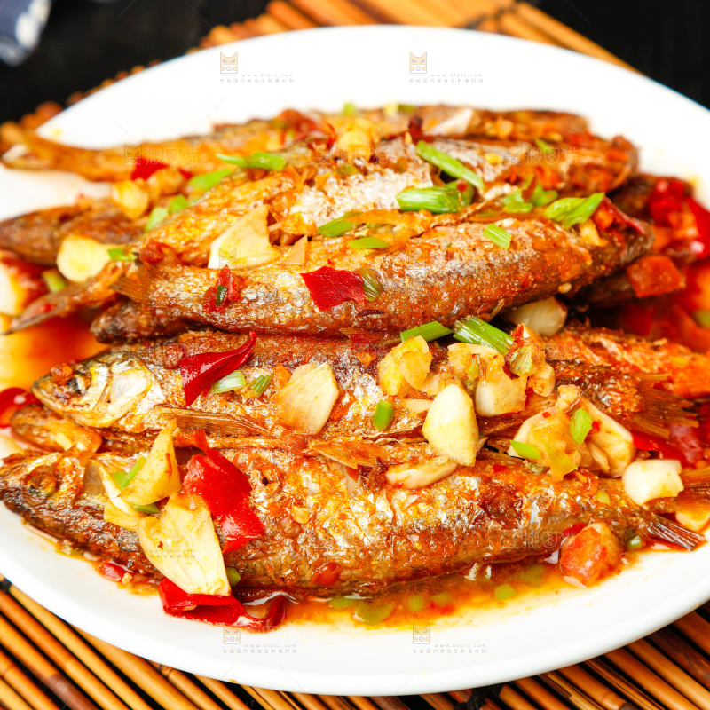 盘子里装着香煎小刁鱼