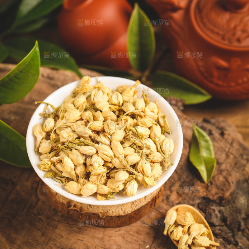 木底上放着茉莉花茶