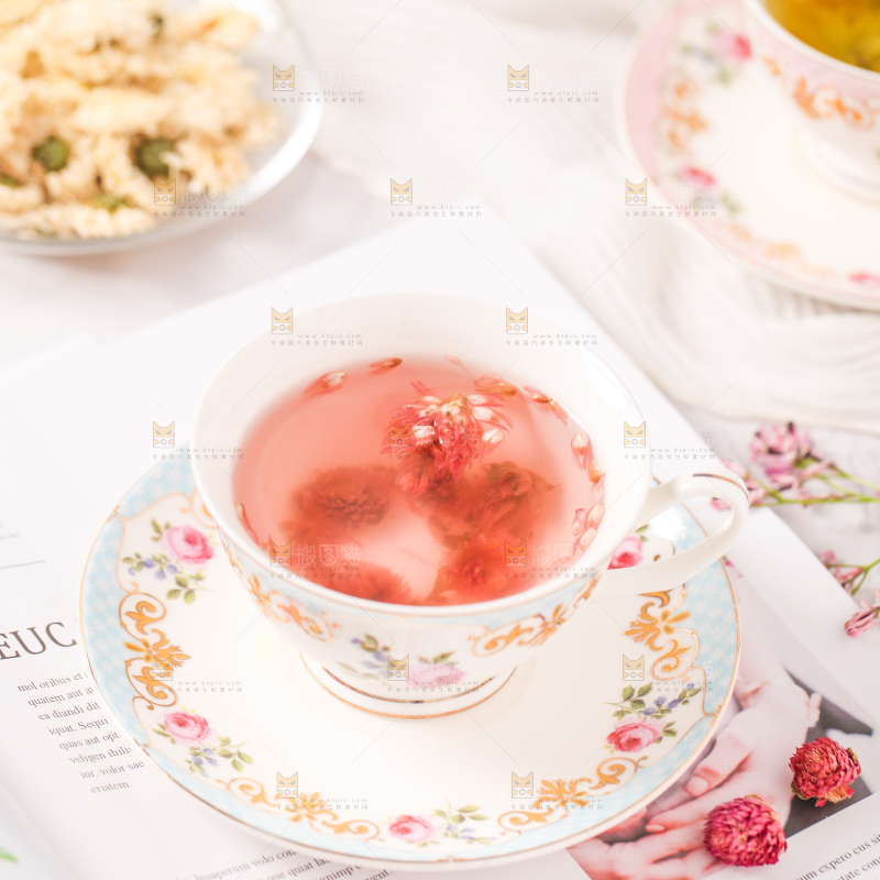 书上放着一杯千日红花茶