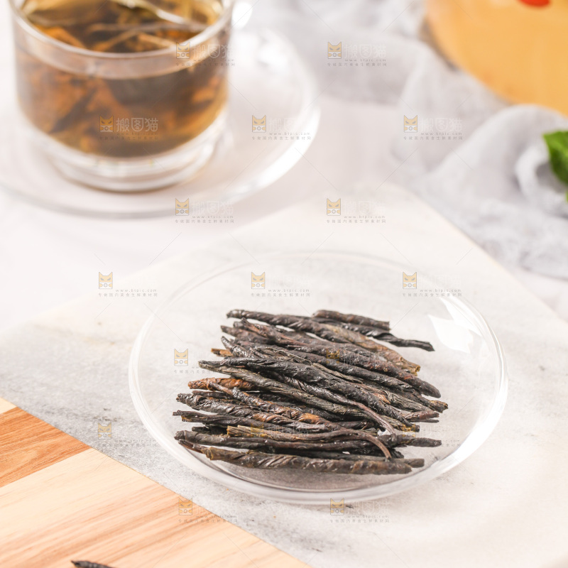 白底上放着一盘苦丁茶