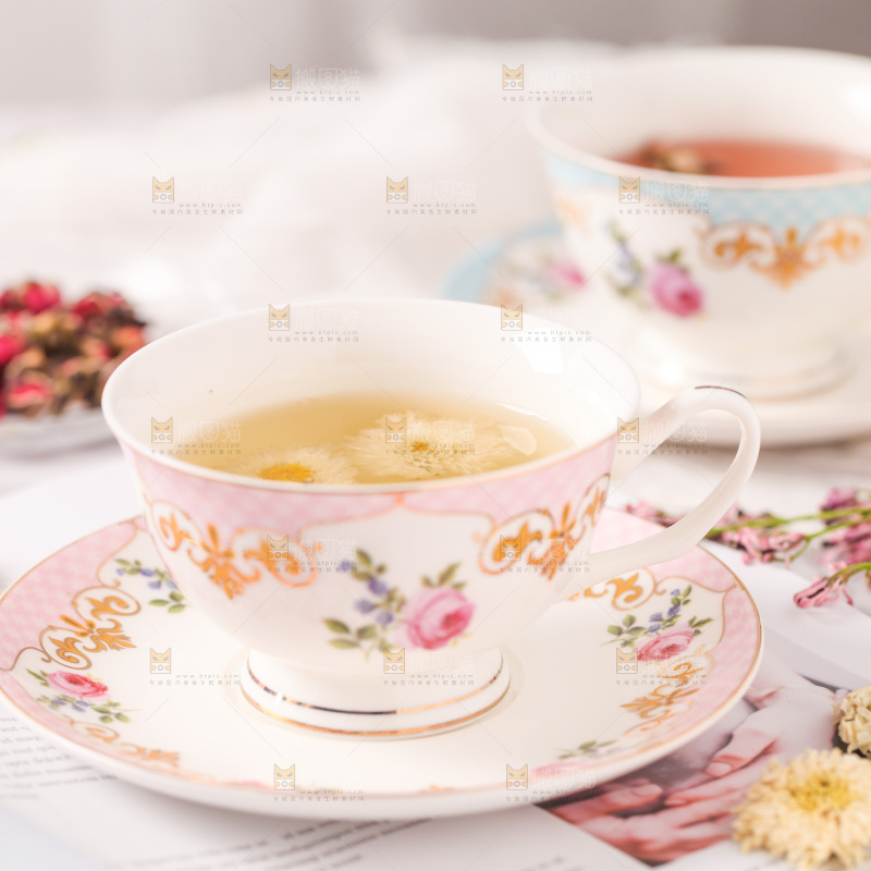 书上放着一杯杭白菊花茶