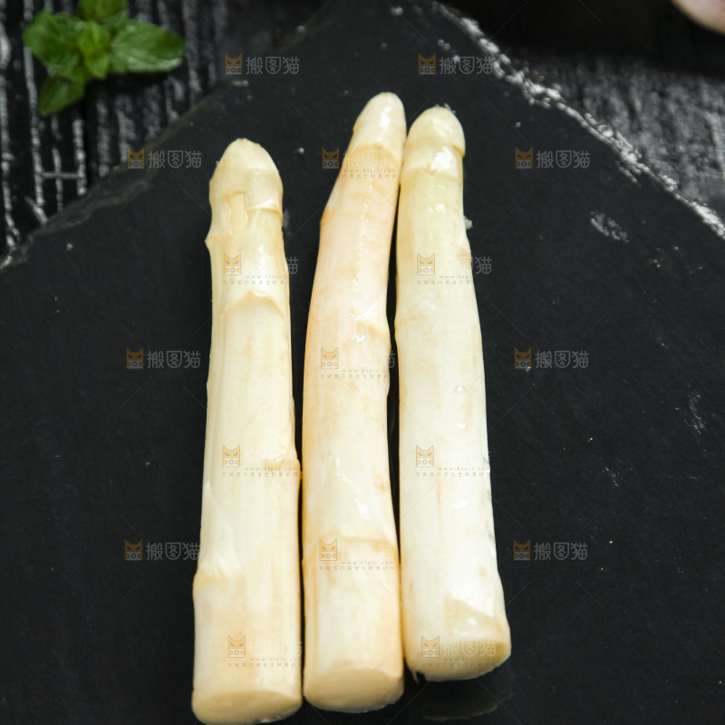 黑石板上放着百芦笋