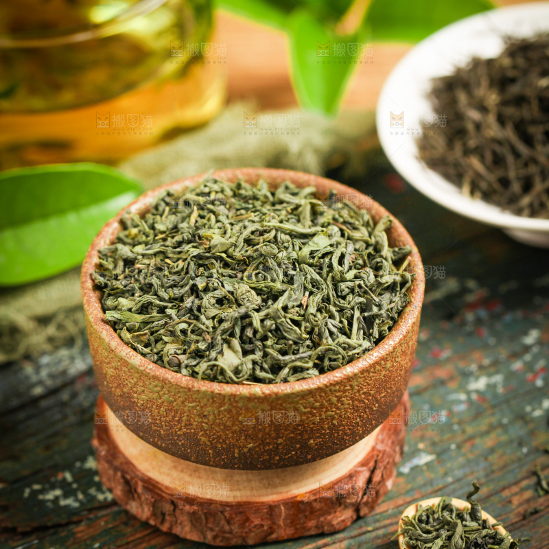 木底上放着绿茶