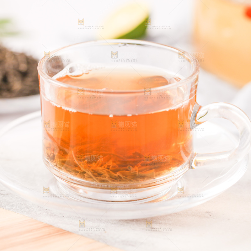 桌上放着一杯毛尖茶