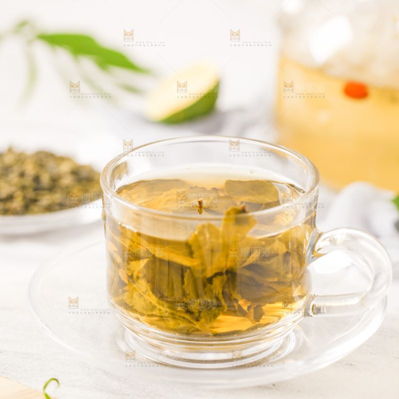 白底上放着一杯铁观音