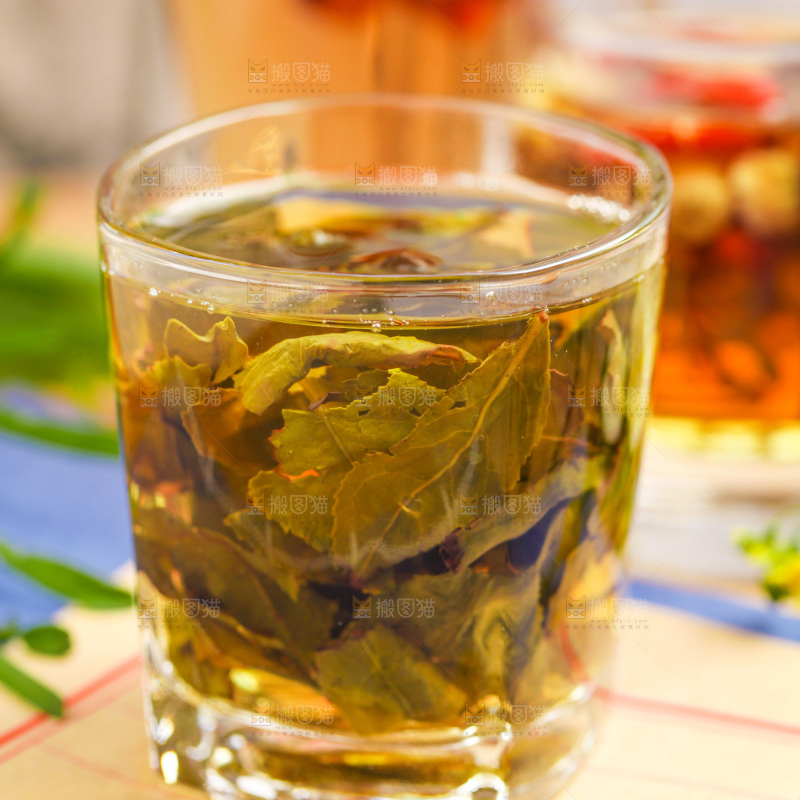 信纸上放着一杯铁观音茶