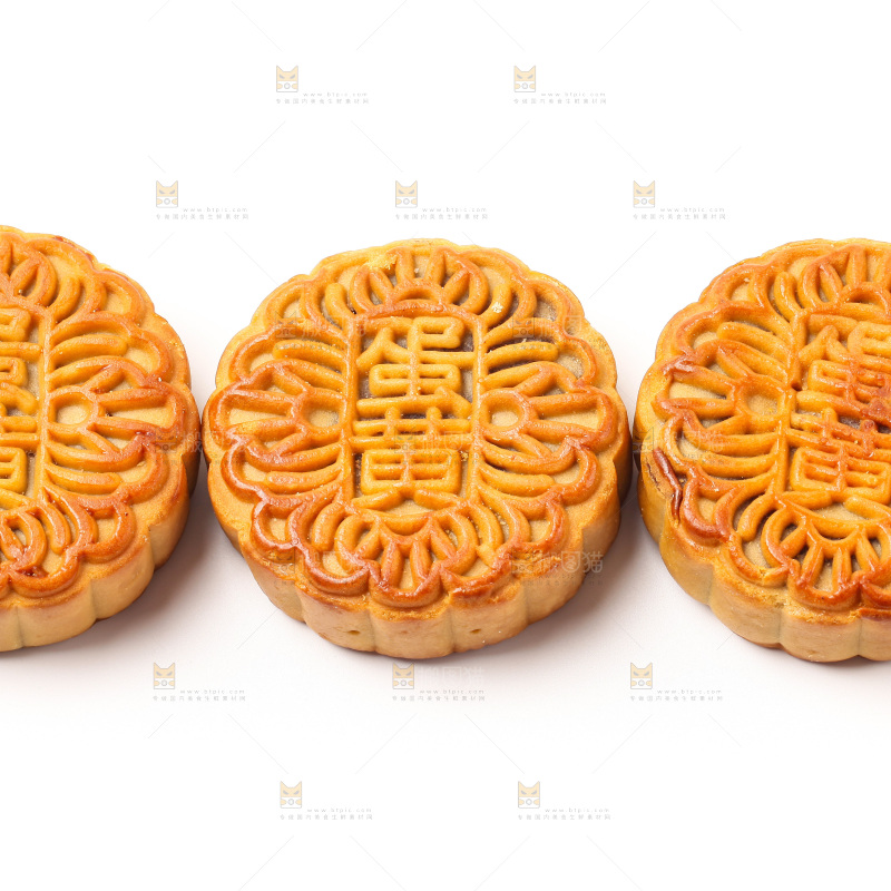蛋黄月饼放在白底上