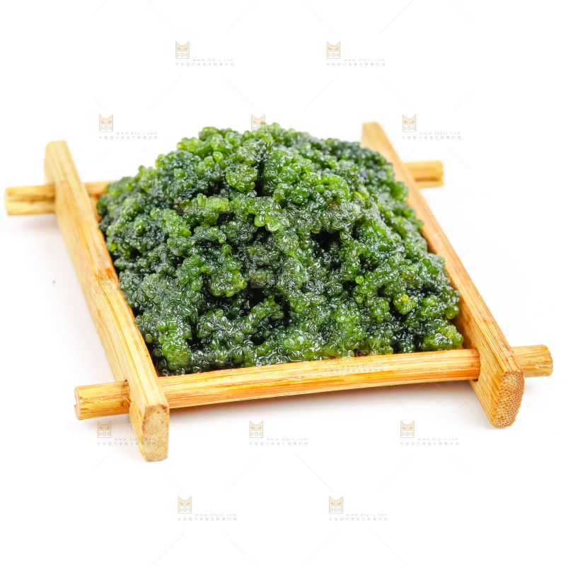 白底上放着一盘海葡萄