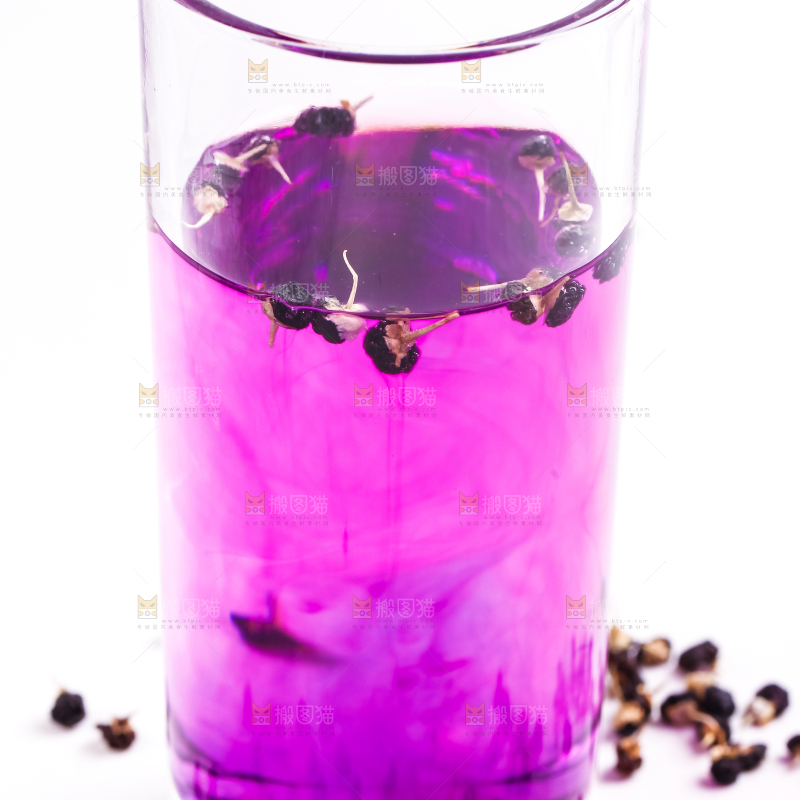杯子里装着黑枸杞茶
